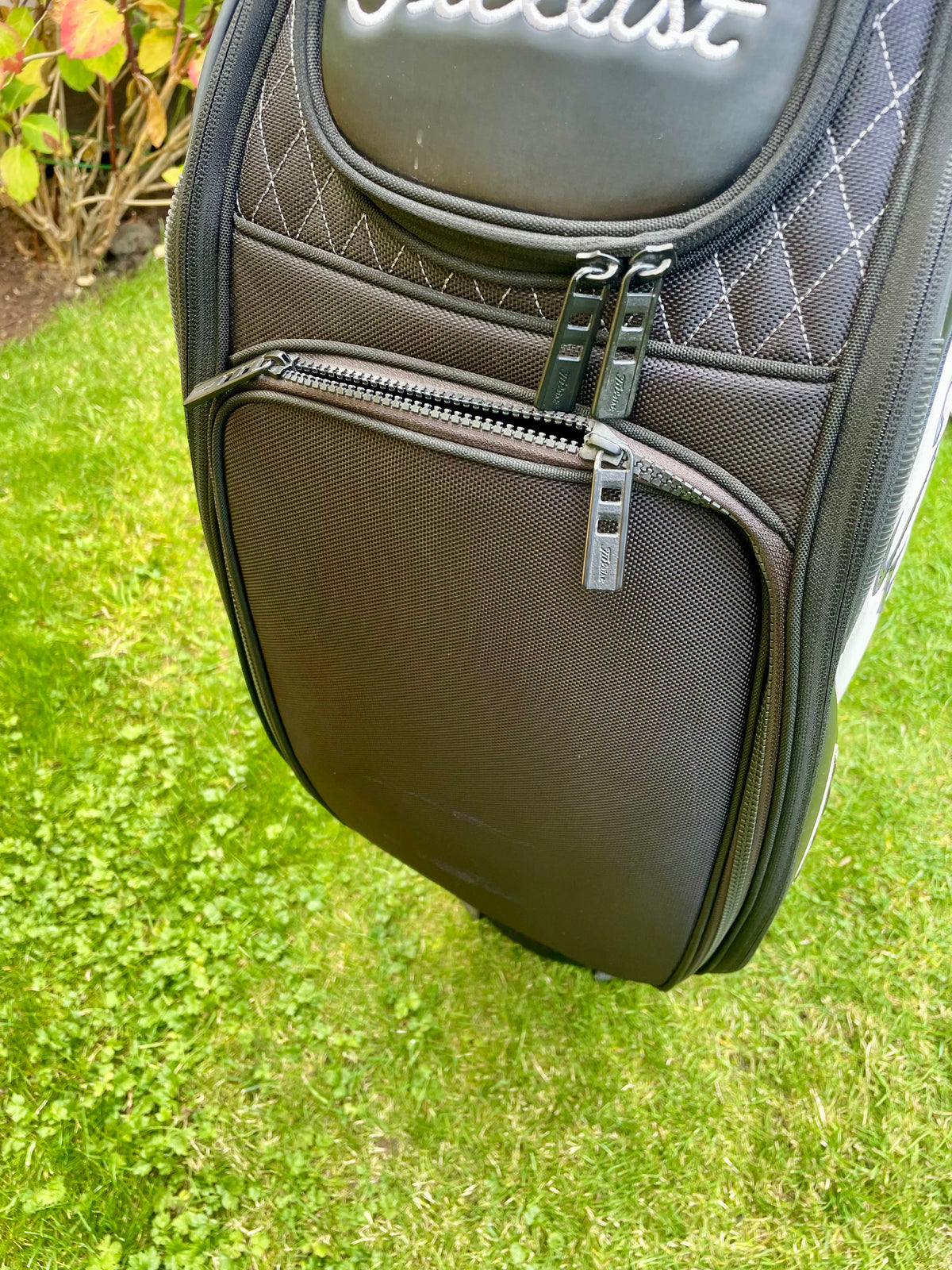 Titleist Tour Series Midsize Staff Golf Bag Black White with Rain Hood