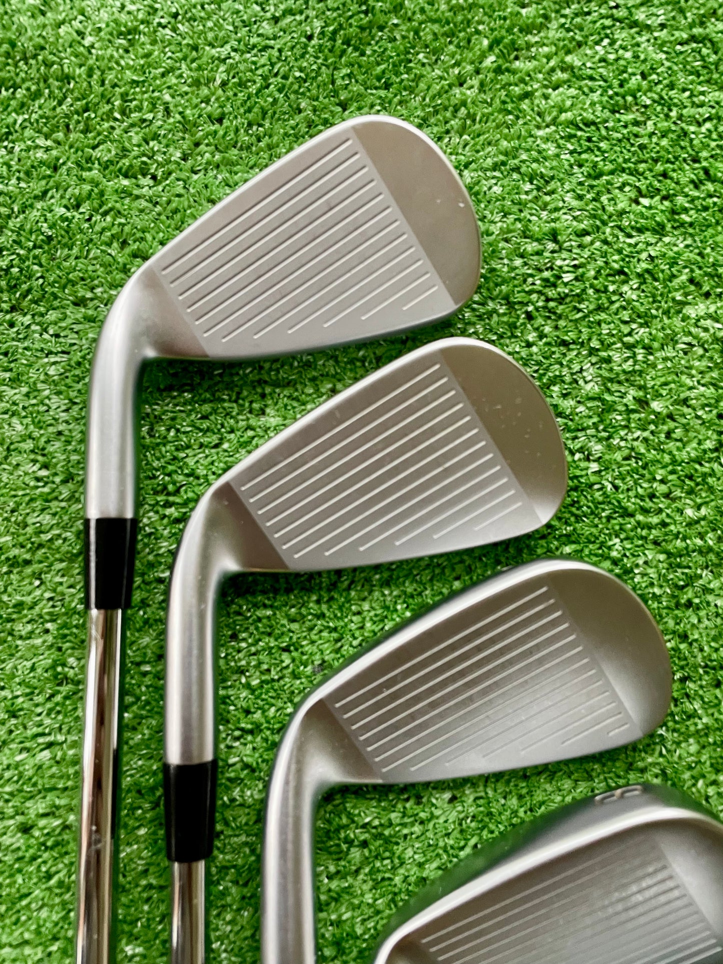 Mizuno JPX925 Hot Metal Irons 5-PW Regular Flex Right Handed Mens Golf Clubs