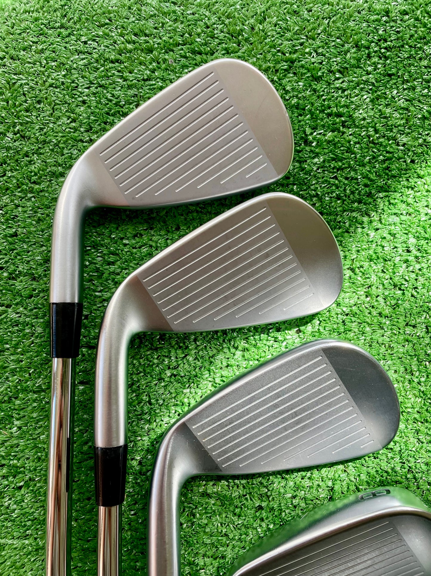 Mizuno JPX925 Hot Metal Irons 5-PW Regular Flex Right Handed Mens Golf Clubs