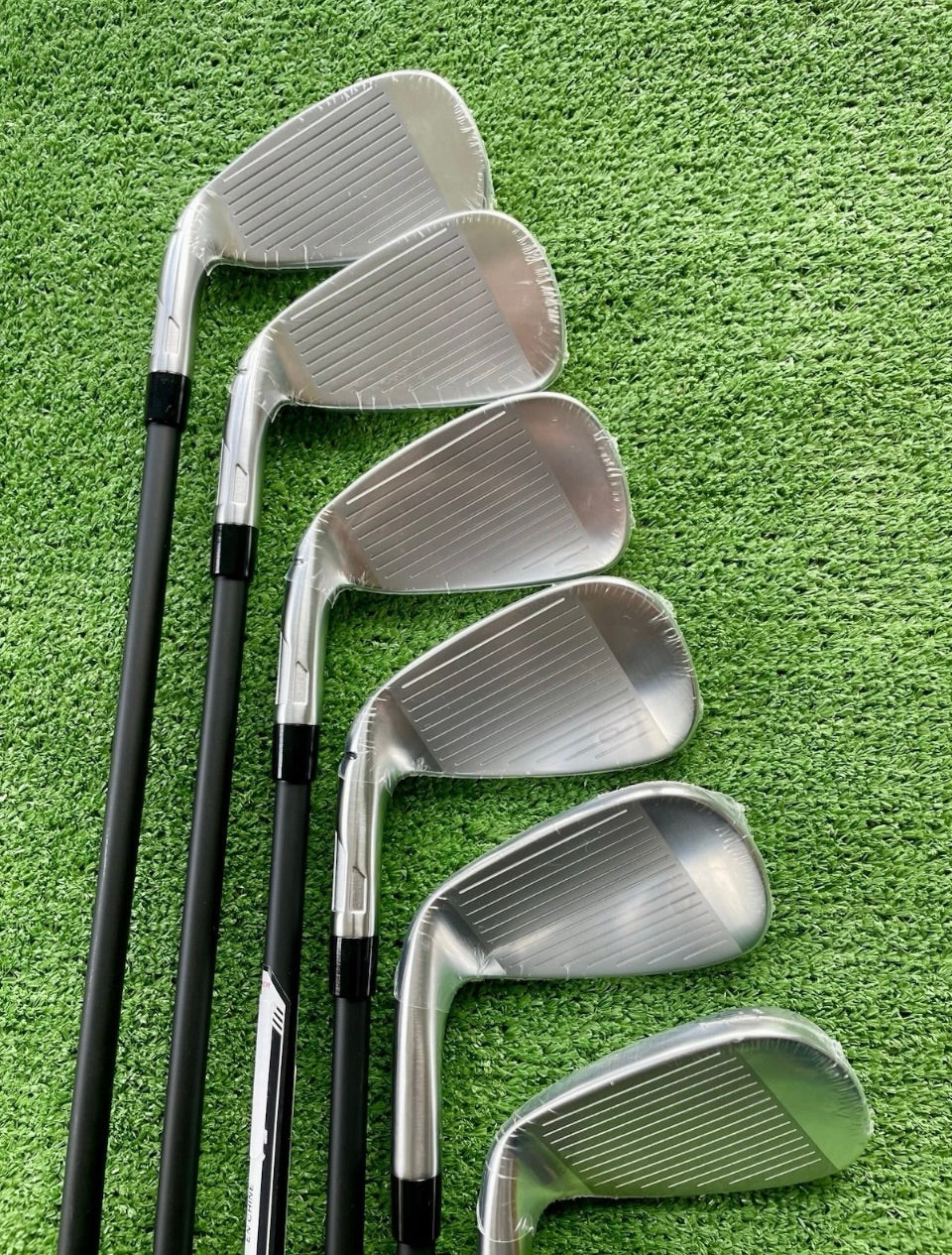 Taylormade Qi Max Irons 5-PW Regular Flex Graphite Right Handed Mens Golf Clubs