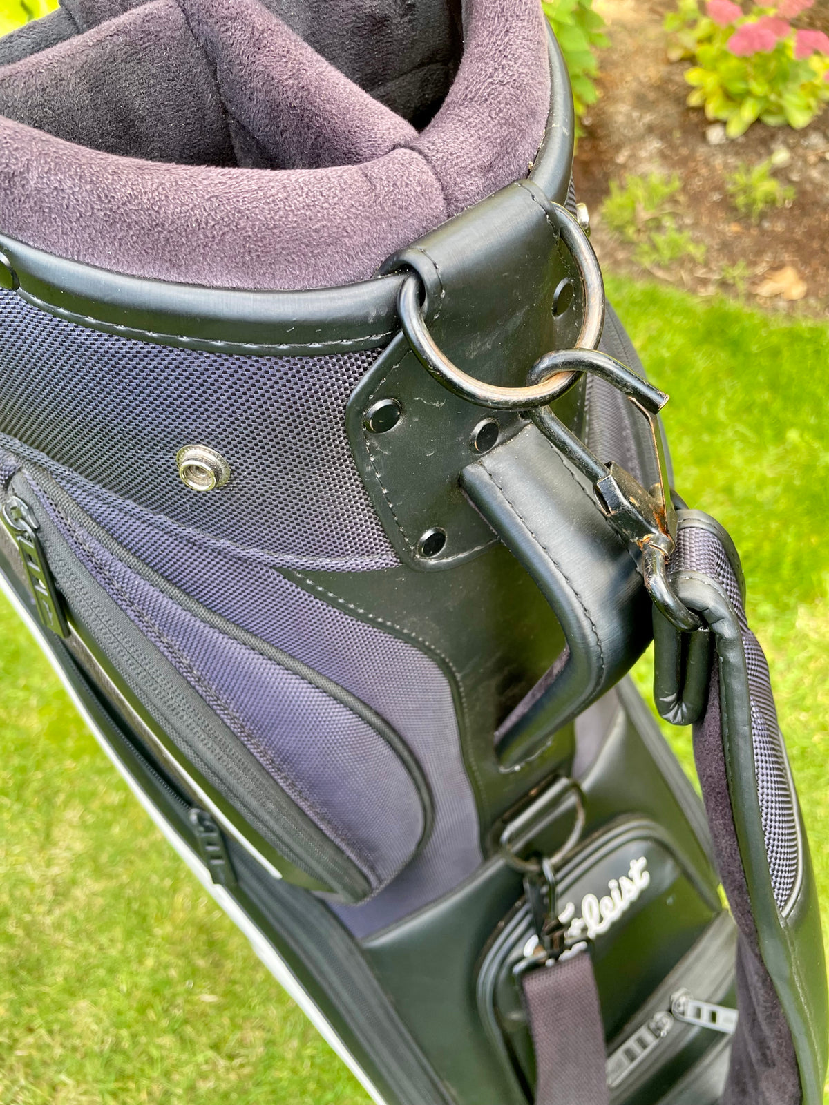 Titleist Tour Series Midsize Staff Golf Bag Black White with Rain Hood