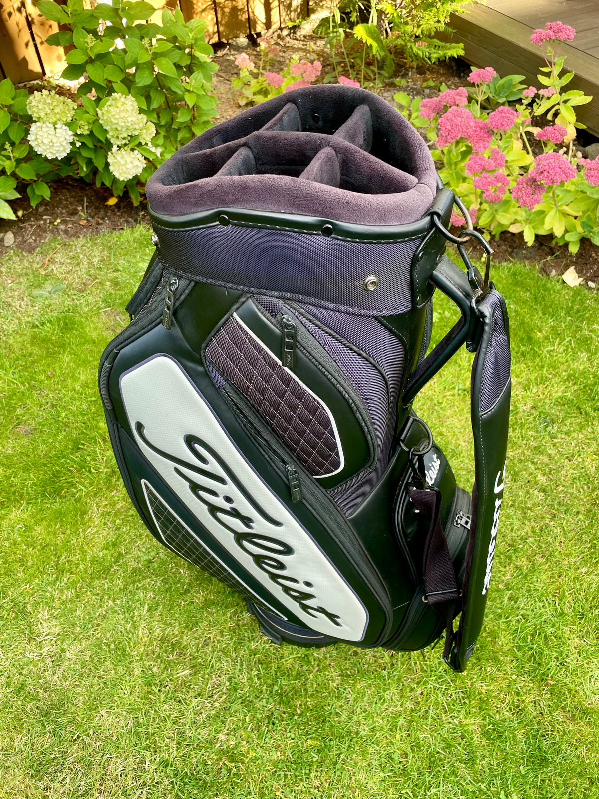 Titleist Tour Series Midsize Staff Golf Bag Black White with Rain Hood