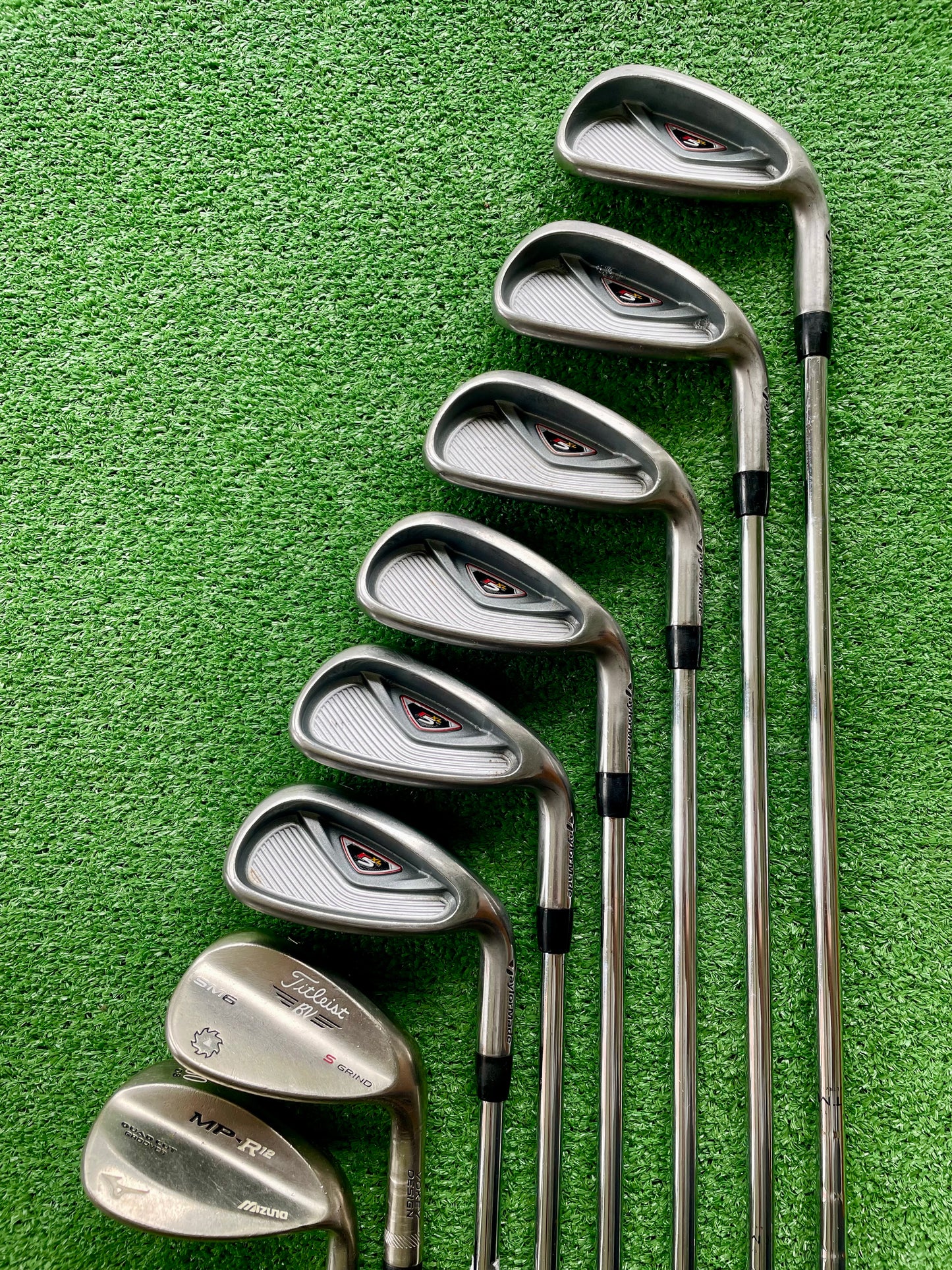 Taylormade R5 XL Irons 5-PW plus 2 Wedges Regular Flex Right Handed Mens Golf Clubs
