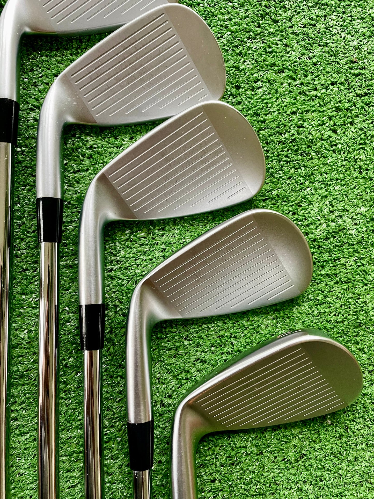 Mizuno JPX925 Hot Metal Irons 5-PW Regular Flex Right Handed Mens Golf Clubs